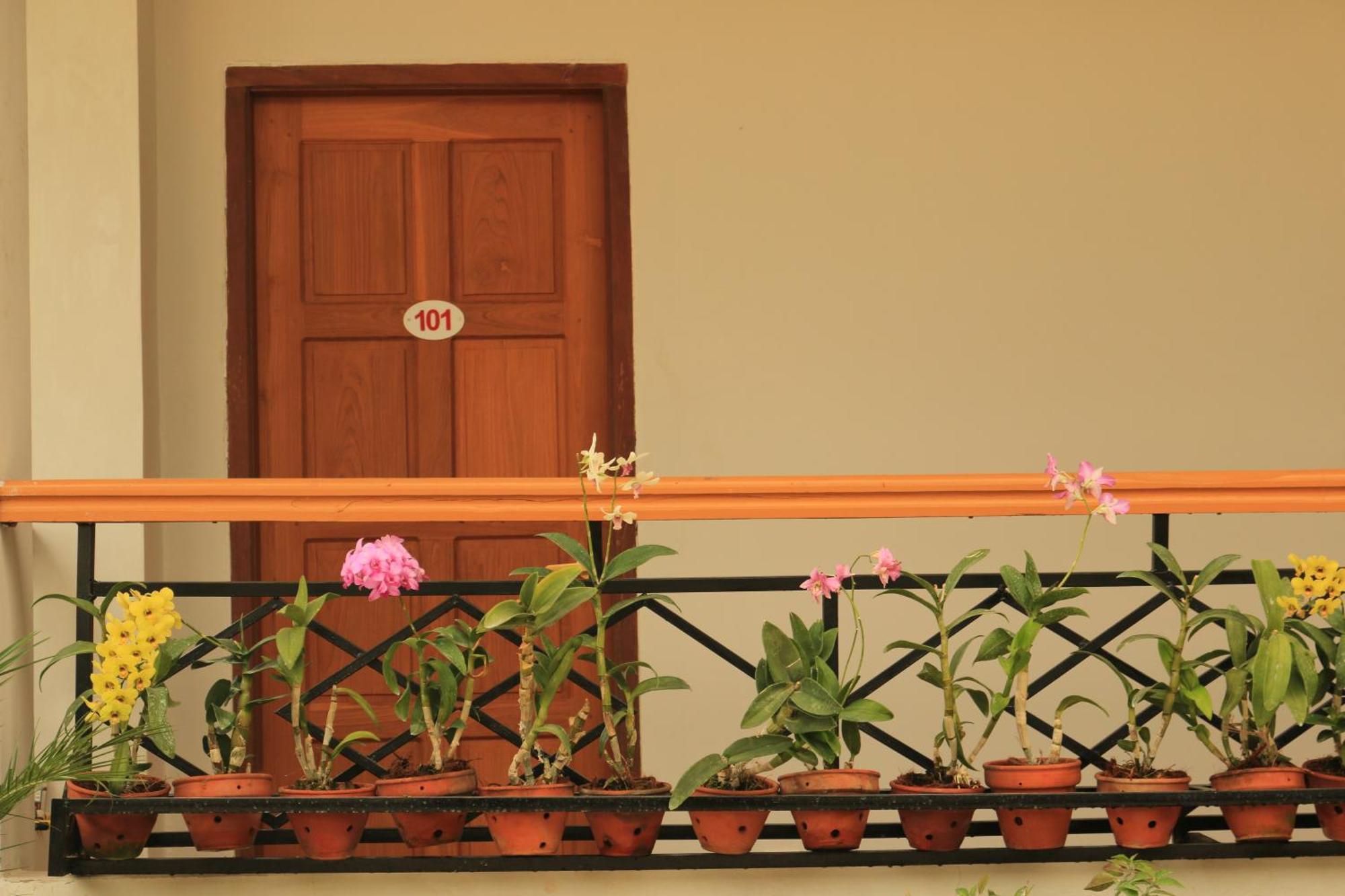 Golden Lotus Inle Hotel Nyaungshwe Township Exterior photo