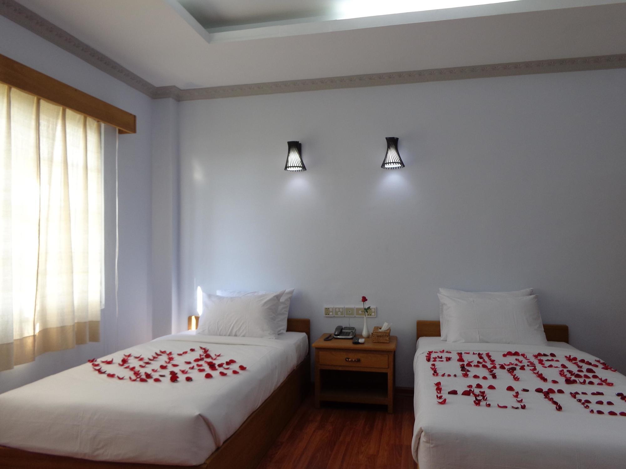 Golden Lotus Inle Hotel Nyaungshwe Township Exterior photo
