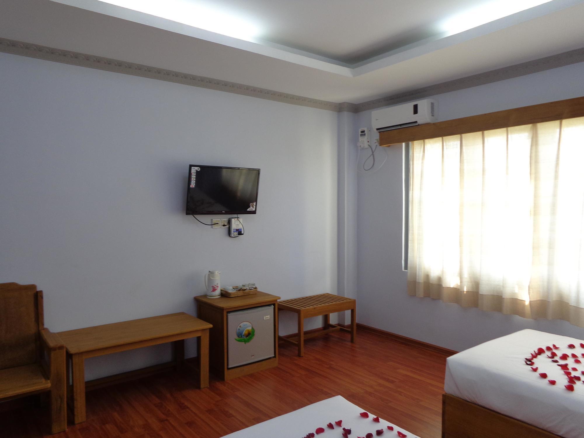 Golden Lotus Inle Hotel Nyaungshwe Township Exterior photo