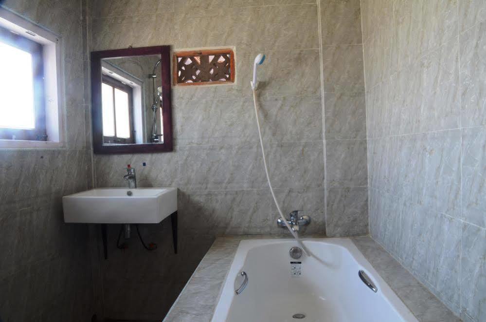 Golden Lotus Inle Hotel Nyaungshwe Township Exterior photo