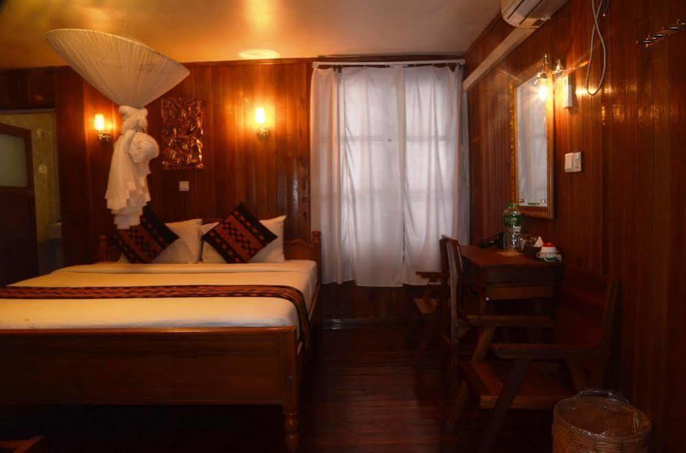 Golden Lotus Inle Hotel Nyaungshwe Township Exterior photo